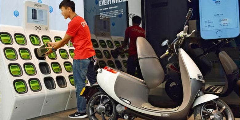 Gogoro skuter listrik dan swap-station miliknya.