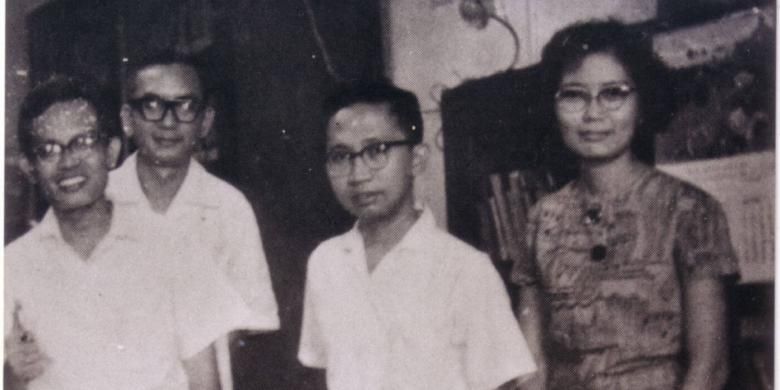 Generasi pertama Intisari, dari kiri ke kanan: Jakob Oetama, PK Ojong, Adi Subrata, dan Irawati