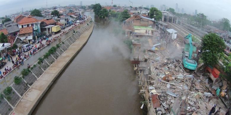 Proses pembongkaran rumah warga Bukit Duri, Tebet, Jakarta, Rabu (28/9/2016). Pemerintah Provinsi DKI Jakarta menggusur bangunan yang berbatasan langsung dengan sungai Ciliwung dan akan merelokasi warga ke Rusun Rawa Bebek.
