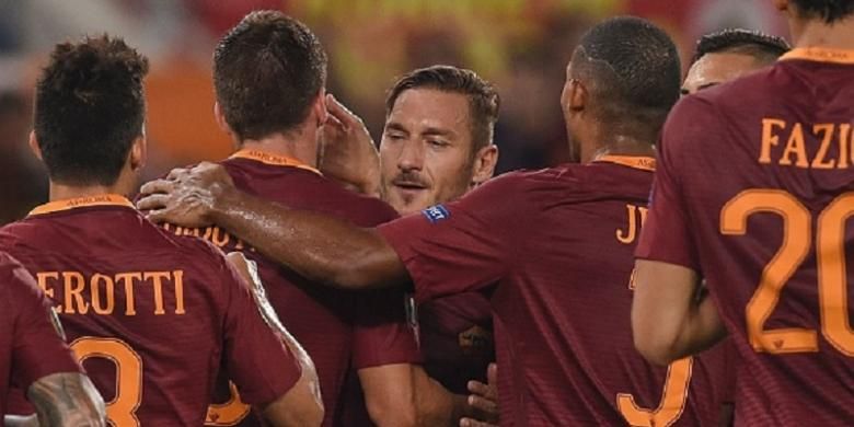 Francesco Totti mendapat pelukan dari rekan-rekannya seusai menjadi kreator gol AS Roma ke gawang Astra pada laga Liga Europa di Stadion Olimpico, Kamis (29/9/2016). 