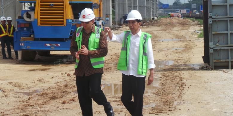 Presiden Joko Widodo dan Gubernur DKI Jakarta Basuki Tjahaja Purnama meninjau proyek LRT di kilometer 13 Tol Jagorawi,  Cibubur,  Jakarta Timur, Jumat (30/9/2016)
