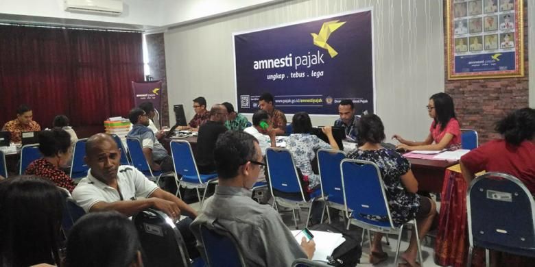 Para wajib pajak di Kota Ambon, Jumat (30/9/2016) memadati kantor Pelayanan Pratama Ambon untuk mengikuti prgram tax amnesty yang berakhir hari ini. Banyaknya warga yang datang memaksa pihak kantor terpaksa mnyediakan ruangan lainnya untuk melayani masyarakat