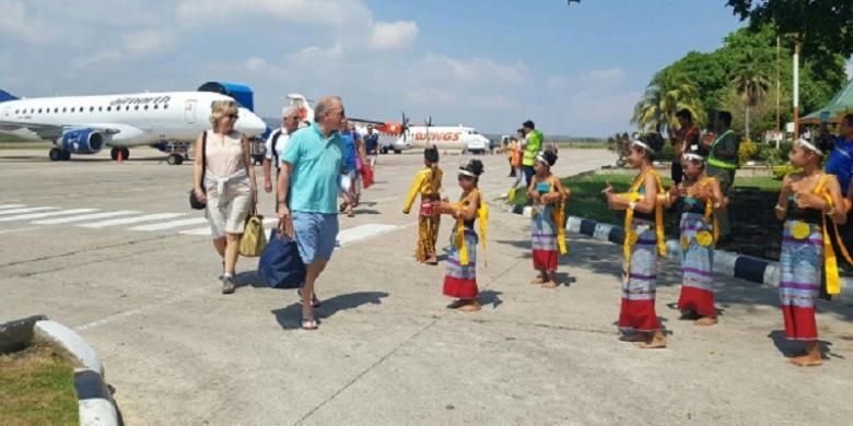 Sejumlah wisatawan asal Darwin, Australia yang menggunakan pesawat carteran, disambut dengan tarian adat di Bandara El Tari Kupang, Nusa Tenggara Timur, Minggu (2/10/2016).  