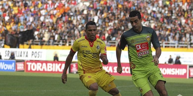 Pemain Bhayangkara FC, Otavio Dutra (kanan), berduel dengan pemain Sriwijaya FC dalam laga Torabika Soccer Championship di Gelora Sriwijaya Jakabaring, Palembang, Minggu (2/10/2016).