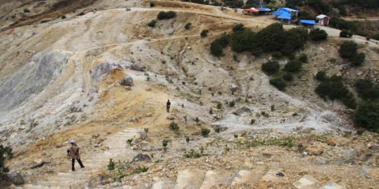 Pendaki menuruni jalur pendakian baru Gunung Papandayan, Kecamatan Cisurupan, Jawa Barat, Kamis (29/6/2016). Gunung Papandayan kini memiliki jalur pendakian baru yang erletak di punggung gunung sisi kanan jalan jika dijangkau dari pintu penjualan tiket masuk Gunung Papandayan.