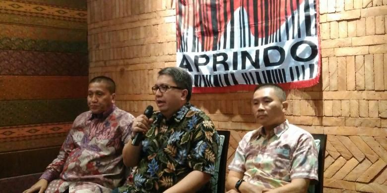 Ketua Umum Aprindo Roy Mandey (tengah) saat konfrensi persi di Jakarta, Senin (3/10/2016).