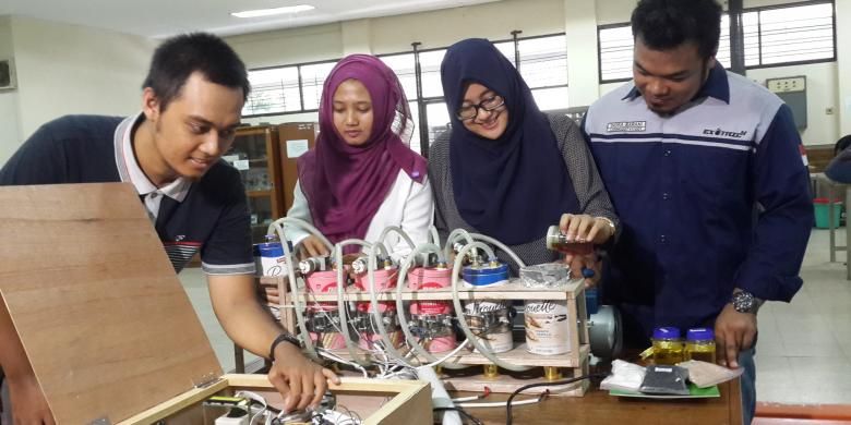Sejumlah mahasiswa dari Jurusan Teknik Kimia pada Fakultas Tehknik Universitas Brawijaya, Malang, Jawa Timur saat mencoba perangkat pemurnian minyak jelantah yang dibuatnya, Senin (3/10/2016)