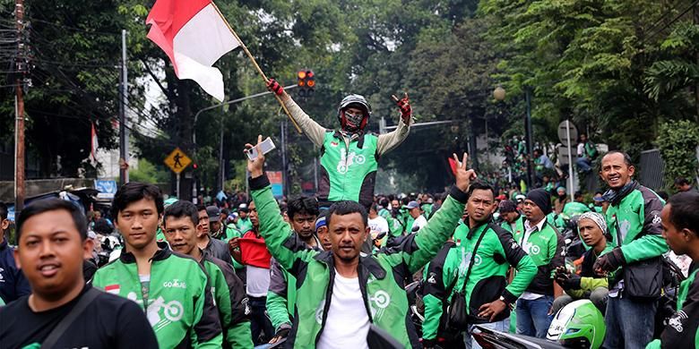 Ribuan pengemudi Go-Jek melakukan aksi unjuk rasa di depan kantor manajemen PT Go-Jek, Kemang, Jakarta Selatan, Senin (3/10/2016). Mereka menuntut PT Go-Jek Indonesia untuk menghapus performa, membuat payung hukum yang independen dari keluhan pengemudi, transparansi dalam setiap kebijakan, menstabilkan sistem menjadi lebih baik dan memberikan kebijakan tarif yang rasional untuk semua pengemudi se-Indonesia.