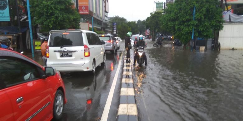 Banjir di Kemang akibat hujan deras pada Selasa siang (4/10/2016).