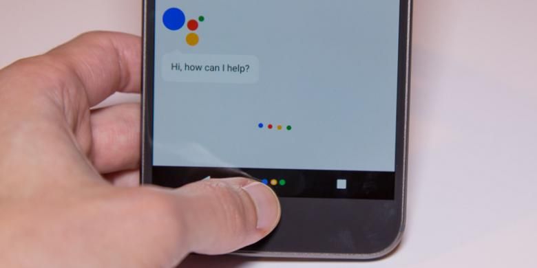 Menekan tombol Home beberapa lama akan memunculkan asisten pribadi, Google Assistant.
