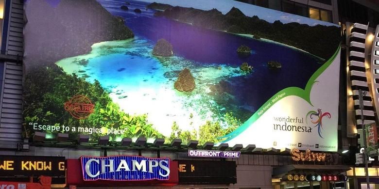 Sebuah billboard dengan gambar laut Raja Ampat muncul di pusat keramaian Times Square, New York, Senin (3/10/2016). Materi promosi pariwisata Indonesia Raja Ampat akan terpampang mulai tanggal 3 Oktober hingga 30 Oktober 2016.