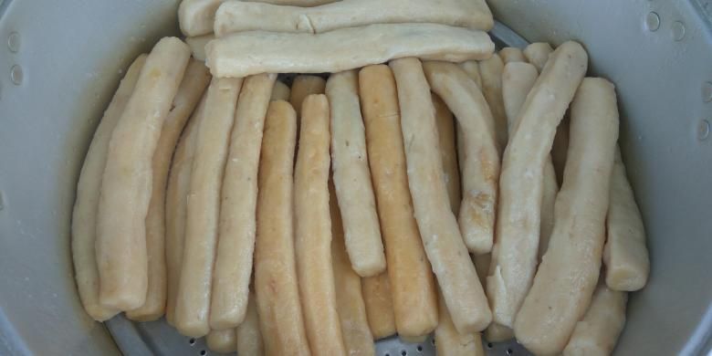 Kerupuk basah saat masih berada di dalam panci pengukusan. Penganan khas Kapuas Hulu, Kalbar ini paling enak dinikmati selagi masih hangat.