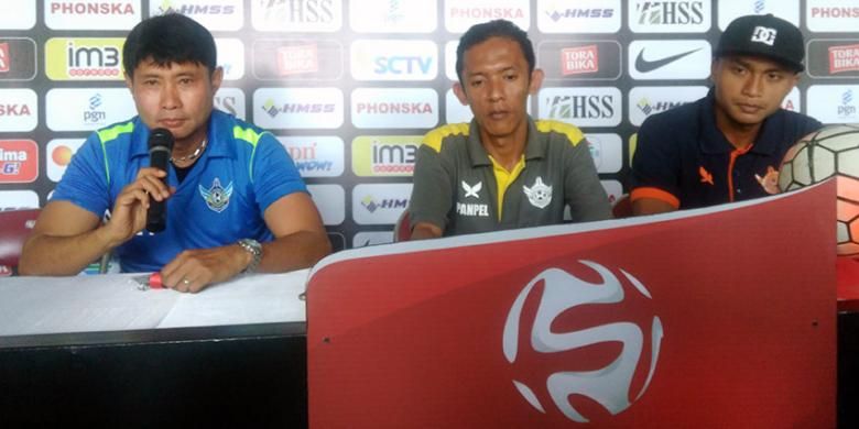 Pelatih Persegres Gresik United Eduard Tjong (kiri) bersama Ahmad Faris (kanan), dalam sesi jumpa pers sebelum pertandingan, Kamis (6/10/2016). 