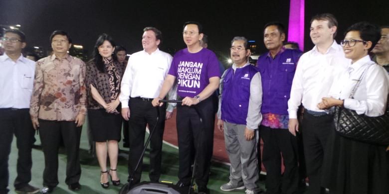 Gubernur DKI Jakarta, Basuki Tjahaja Purnama, saat berfoto dengan pegawai Karcher di Monas, Kamis (6/10/2016).