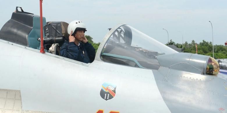 Presiden Joko Widodo didampingi Panglima TNI Jenderal TNI Gatot Nurmantyo dan Kepala Staf Angkatan Udara Marsekal Agus Supriatna menguji cockpit pesawat tempur Sukhoi SU-30, sebelum menyaksikan manuver latihan tempur Angkasa Yudha 2016, di Bandar Udara Ranai, Kepulauan Natuna, Kepulauan Riau, Kamis (6/10/2016). Istana Kepresidenan/Agus Suparto. 