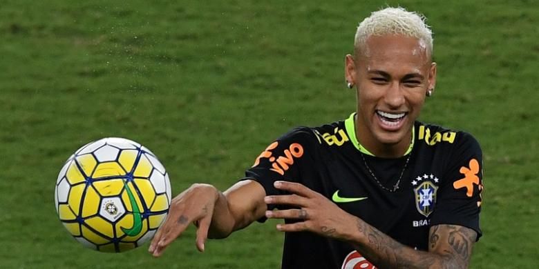 Striker Brasil, Neymar, menjalani sesi latihan di Arena das Dunas, Natal, Brasil, pada Rabu (5/10/2016).