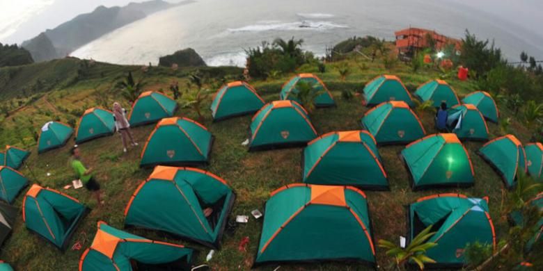 Sarana perkemahan di Pantai Menganti, Desa Karang Duwur, Kecamatan Ayah, Kabupaten Kebumen, Jawa Tengah.