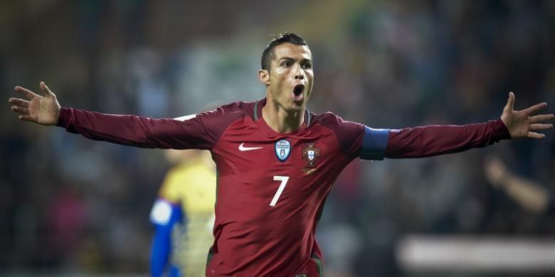 Kapten Portugal, Cristiano Ronaldo, melakukan selebrasi setelah berhasil membobol gawang Andorra dalam laga Kualifikasi Piala Dunia 2018 Zona Eropa, di Municipal de Arouca, Jumat (7/10/2016) waktu setempat.