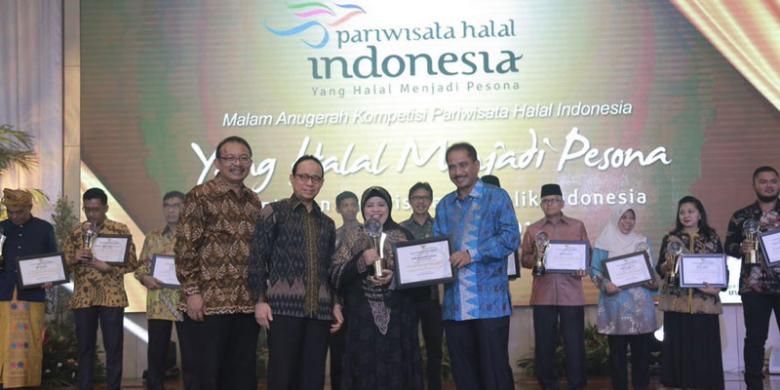 Menteri Pariwisata (Menpar) Arief Yahya memberikan penghargaan Anugerah  Pariwisata Halal Terbaik 2016 kepada para pemenang Kompetisi Pariwisata Halal Tingkat Nasional (KPHN) 2016 di Balairung Soesilo Soedarman, Gedung Sapta Pesona Jakarta, Kementerian Pariwisata, Jumat (7/10/2016) malam.
