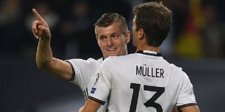Toni Kroos merayakan gol Jerman ke gawang Rep Ceko bersama Thomas Mueller pada lanjutan kualifikasi Piala Dunia 2018, Sabtu (8/10/2016). 