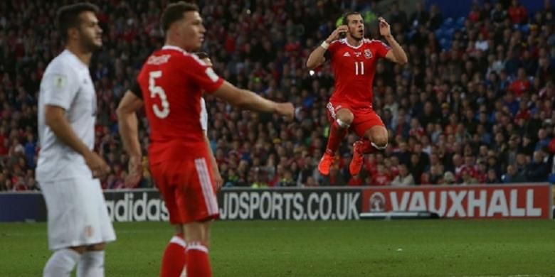 Pemain Wales, Gareth Bale, menunjukkan ekspresi kecewa setelah tendangan bebasnya gagal menembus gawang Georgia, Minggu (9/10/2016). 