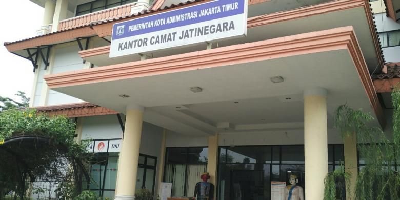 Bank DKI Kantor Kecamatan Jatinegara, Jakarta Timur, Senin (10/10/2016).