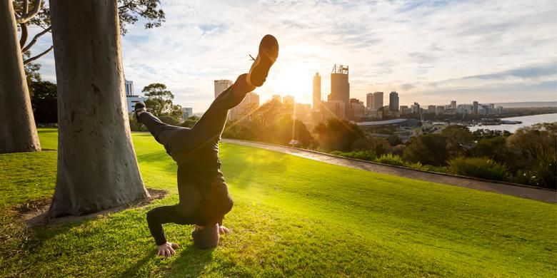 Pihak pengelola mengizinkan pengunjung melepas lelah di padang rumput area Kings Park.