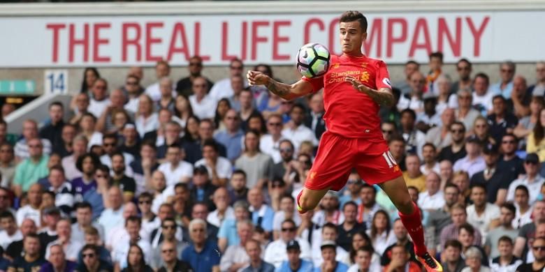 Gelandang Liverpool, Philippe Coutinho, tampil dalam laga Premier League kontra Tottenham Hotspur, di Stadion White Hart Lane, 27 Agustus 2016.