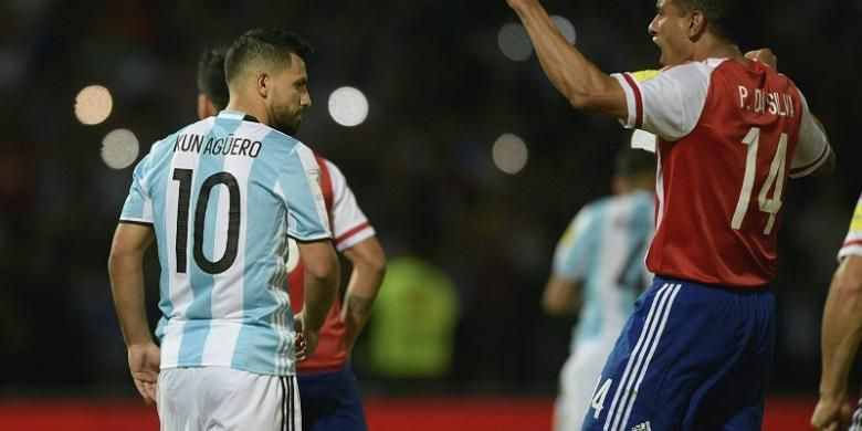Pemain Argentina, Sergio Aguero (kiri), terlihat kecewa setelah gagal mengeksekusi penalti ke gawang Paraguay, dalam laga kualifikasi Piala Dunia 2018 Zona Amerika Selatan, di Cordoba, Argentina, Selasa (11/10/2016).
