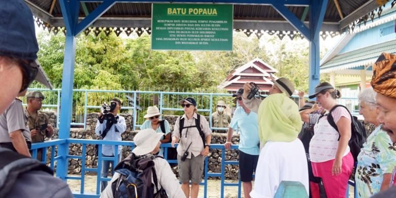 Wisatawan mancanegara sedang melihat situs batu pelantikan Sultan di Benteng Keraton Kesultanan Buton, Sulawesi Tenggara, Jumat (14/10/2016).   