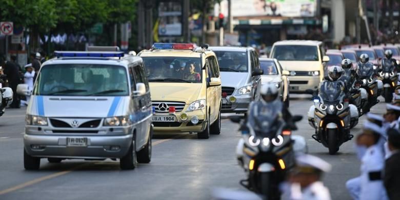 Iring-iringan kendaraan pembawa jenazah Raja Bhumibol Adulyadej melintasi jalanan kota Bangkok menuju ke kompleks istana kerajaan sementara rakyat berdiri di sepanjang jalan untuk memberikan ucapan perpisahan.