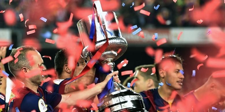 Gelandang Barcelona, Andres Iniesta, mengangkat trofi Copa del Rey seusai partai final kontra Athletic Bilbao di Stadion Camp Nou, 30 Mei 2015.