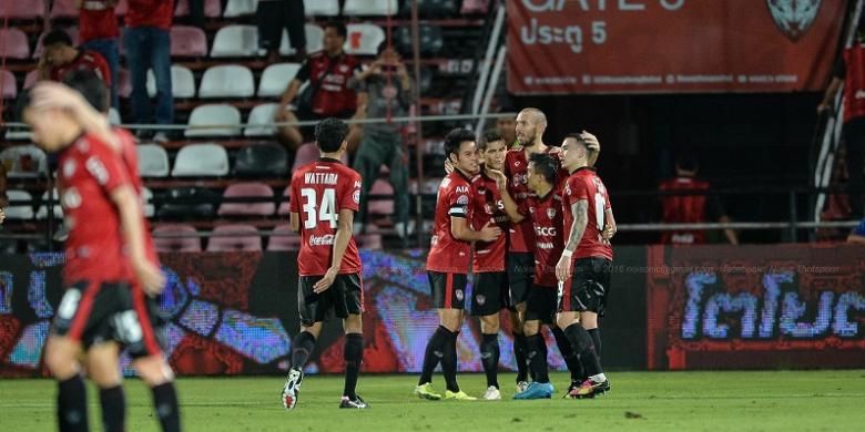 Para pemain Muang Thong United merayakan kemenangan dalam sebuah laga.