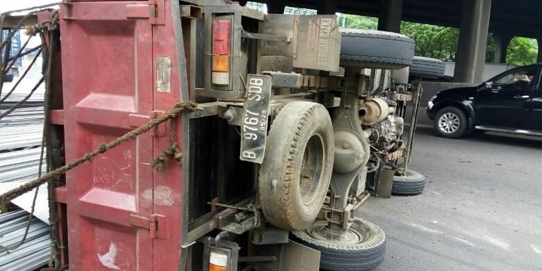 Kecelakaan truk di Tol Jakarta-Cikampek