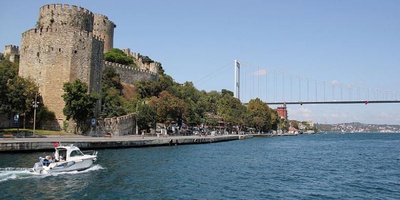 Sebuah kapal wisata melintas di Selat Bosphorus dengan latar belakang bangunanbangunan yang tumbuh di bukit, Jumat (9/9/2016) sore. Pemandangan cantik seperti itu dengan leluasa bisa dinikmati turis di kawasan Bebek, Istanbul, Turki.
