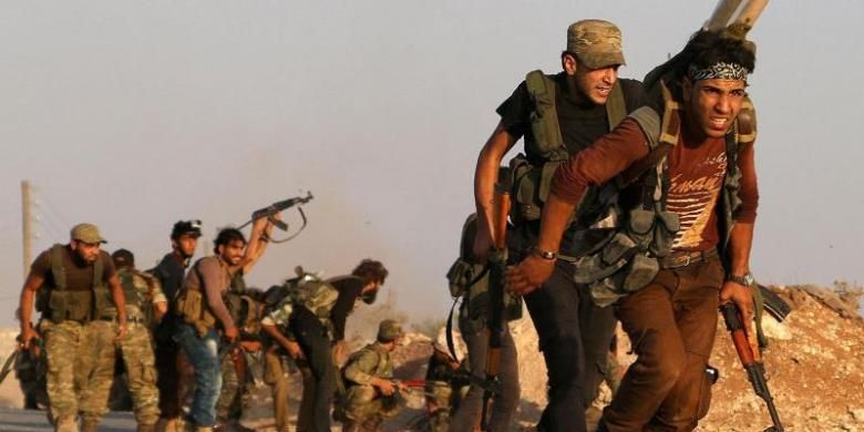 Anggota Tentara Pembebasan Suriah (FSA) bergerak di sebuah desa di dekat kota Dabiq, wilayah utara negeri itu. Akhirnya kota kecil ini bisa dikuasai milisi dukungan Turki pada Minggu (16/10/2016).