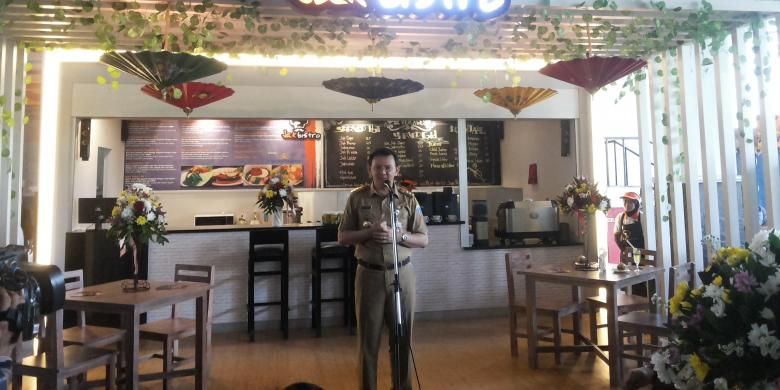 Gubernur DKI Jakarta Basuki Tjahaja Purnama saat meluncurkan sebuah kafe yang diberi nama JakBistro di Balai Kota, Senin (17/10/2016).