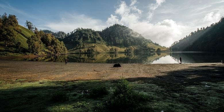 Tim Aksa 7 berada di Ranu Kumbolo, Gunung Semeru, Jawa Timur.