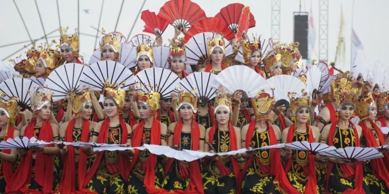 Penampilan penari gandrung pada Festival Gandrung Sewu yang melibatkan 1.000 lebih penari Gandrung yang digelar beberapa waktu lalu di Pantai Boom, Banyuwangi, Jawa Timur.
