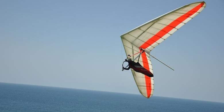 Sebanyak 25 pilot Gantolle/Layang Gantung membuat rekor MURI untuk terbang    bersama di Gunung Payung, Nusa Dua, Bali pada Minggu (16/10). 