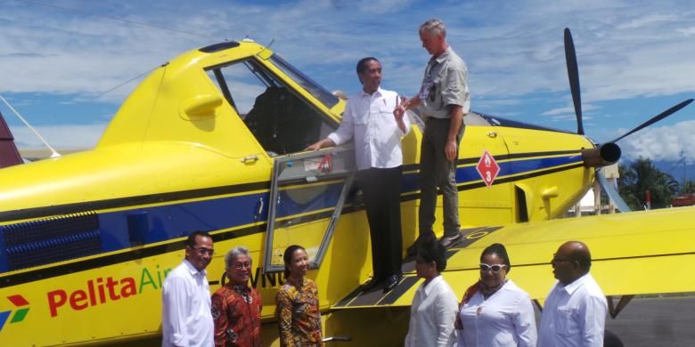 Presiden Joko Widoddo naik ke sayap pesawat Air Traktor AT-802, di Yahukimo, Papua, Selasa (18/20/2016) untuk meresmikan BBM satu harga di wilayah tersebut.