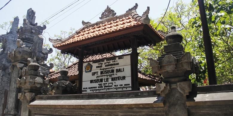 Bangunan Museum Le Mayeur dilihat dari sebelum pintu masuk. Museum Le Mayeur terletak di Jalan Hang Tuah, Sanur Kaja, Denpasar Selatan, Kota Denpasar, Bali. 