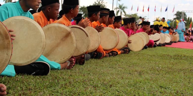 Sebanyak 2.676 murid sekolah dasar sampai sekolah lanjutan atas di Kabupaten Siak menabuh kompang Irebana) secara massal untuk memecahkan rekor MURI. Acara itu dilakukan disela-sela pembukaan Tour de Siak, pada Selasa (18/10/2016). Lomba Tour de Siak sendiri baru dimulai hari Rabu (19/10/2016). Kompang adalah alat musik wajib yang dipakai dalam segenap adat istiadat Melayu. 