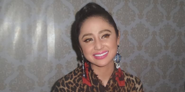 Dewi Perssik usai tampil dalam acara HUT MNCTV di Pintu II TMII, Jakarta Timur, Kamis (20/10/2016) malam.