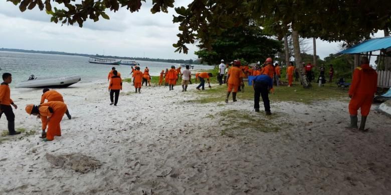 Pasukan oranye tampak membersihkan Pantai Tanjung Kelayang sepanjang 6,5 kilometer, Jumat (21/10/2016).