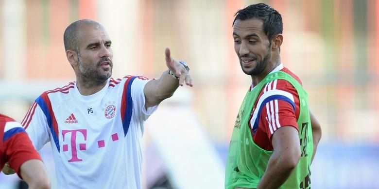 Josep Guardiola (kiri) sedang berbicara kepada Medhi Benatia saat keduanya masih membela Bayern Muenchen, di Muenchen, Jerman, 8 September 2014.