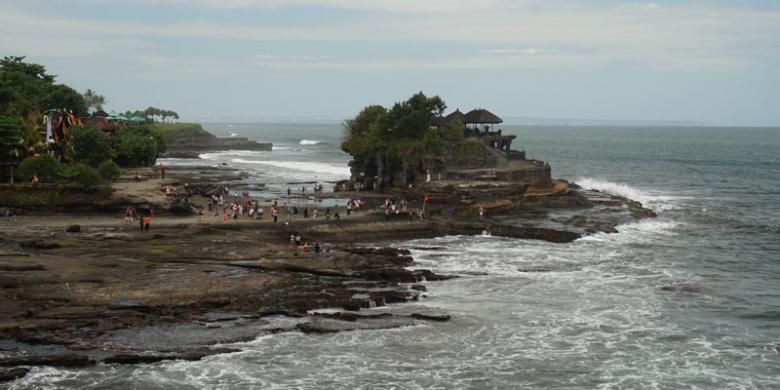 Pura Tanah Lot di Kabupaten Tabanan, Bali, Jumat (26/6/2015). 