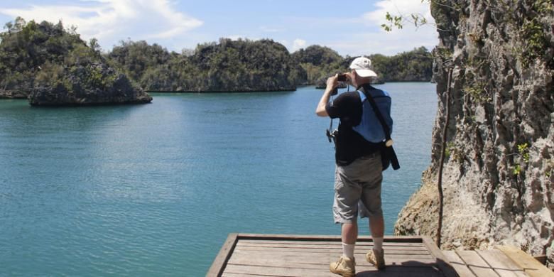 Wisman di Pianemo, Kabupaten Raja Ampat, Papua Barat, Kamis (5/5/2016). Untuk melihat panorama bahari ini, wisatawan harus menaiki 320 anak tangga, sebelum akhirnya rasa capek terbayar begitu melihat keindahan Pianemo dari atas bukit.