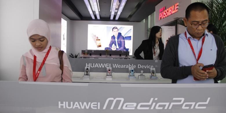 Pengunjung tengah mencoba berbagai produk Huawei di Headquarter Huawei Technologies Co.Ltd di Bantian, Shenzhen, RRC, Kamis (20/10/2016).