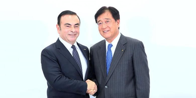 CEO Nissan Charlos Ghosn (kiri) dan Presiden Mitsubishi Motors Osamu Masuko (kanan) saat konferensi pers 20 Oktober 2016.